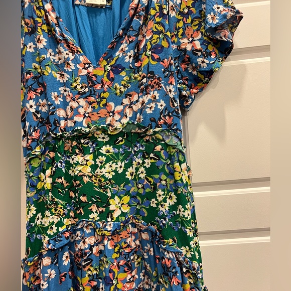 Anthropologie Floral Mini Dress! Tiered fabric, cap sleeve, v-neck. - Picture 3 of 4